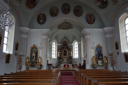 Kirchenschiff und Altar