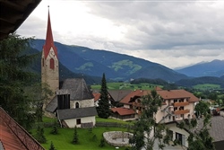 Die Aussicht auf das Dorf zeigt sich wolkenverhangen