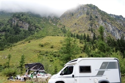 Fidu beim Zmorge bei immer noch tiefen Wolkenbänken