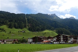 Neustift mit Hotels und Fluggebiet "Elfer"